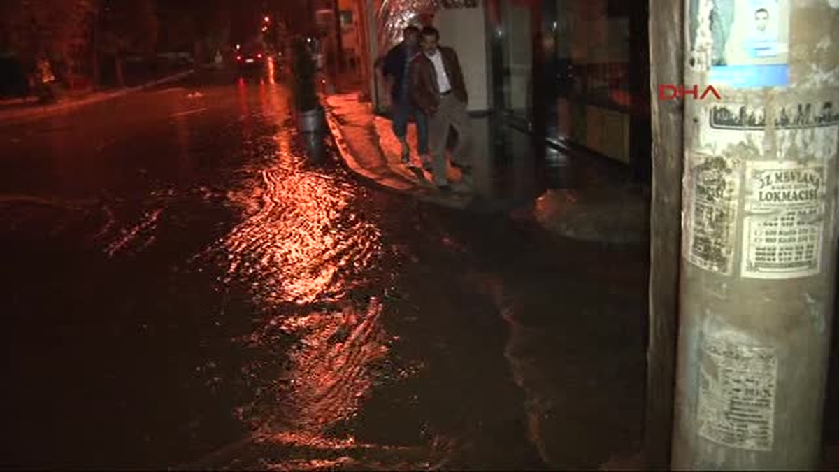 İzmir\'de Sağanak Yağmur Yolları Göle Çevirdi