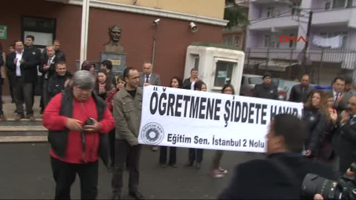 Kadın Öğretmene Dayağı Meslektaşları Protesto Etti