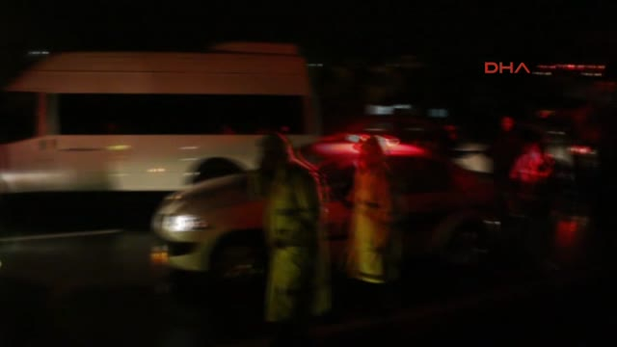 Kamyonet Bariyere Çarptı: 3 Yaralı