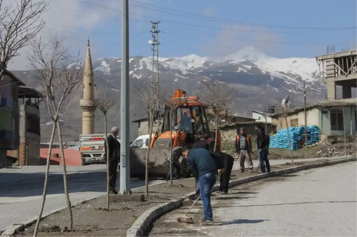 Karayolları Ekipleri Refüjlerde Çalışma Başlattı