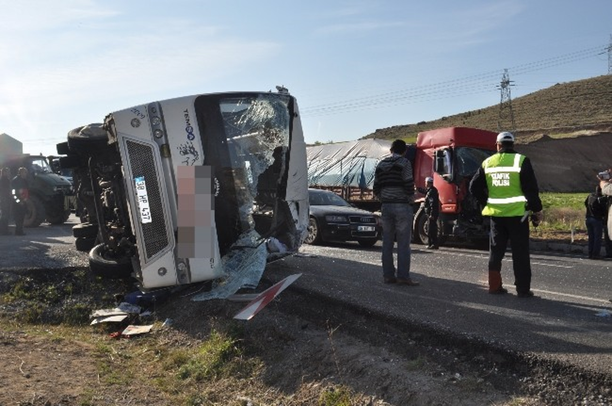 Kayseri\'de Zincirleme Trafik Kazası: 24 Yaralı