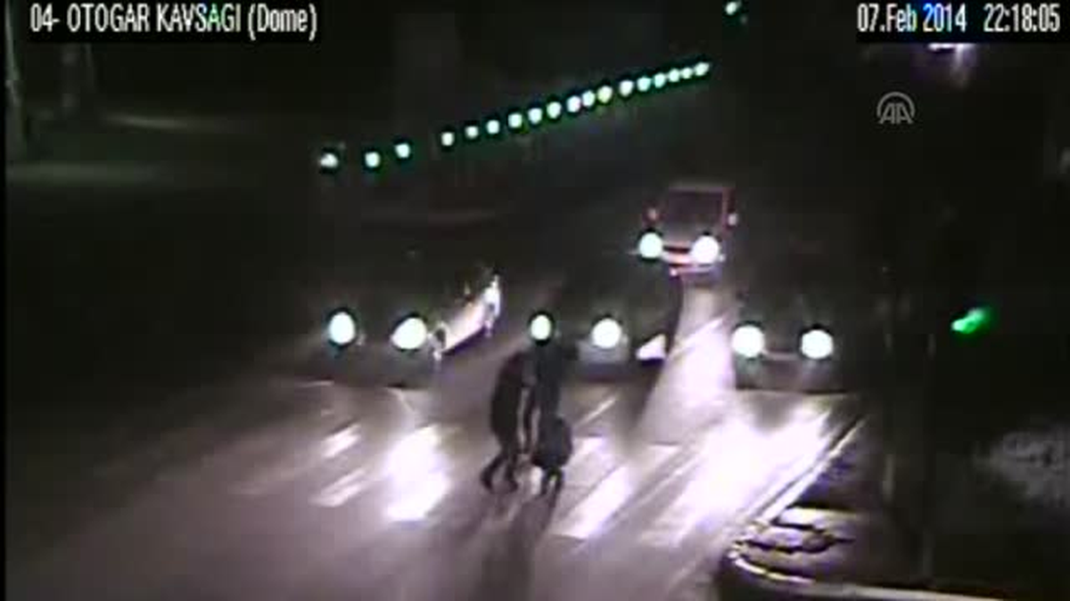 Kırmızı ışıkta "çekirge" oynadılar -