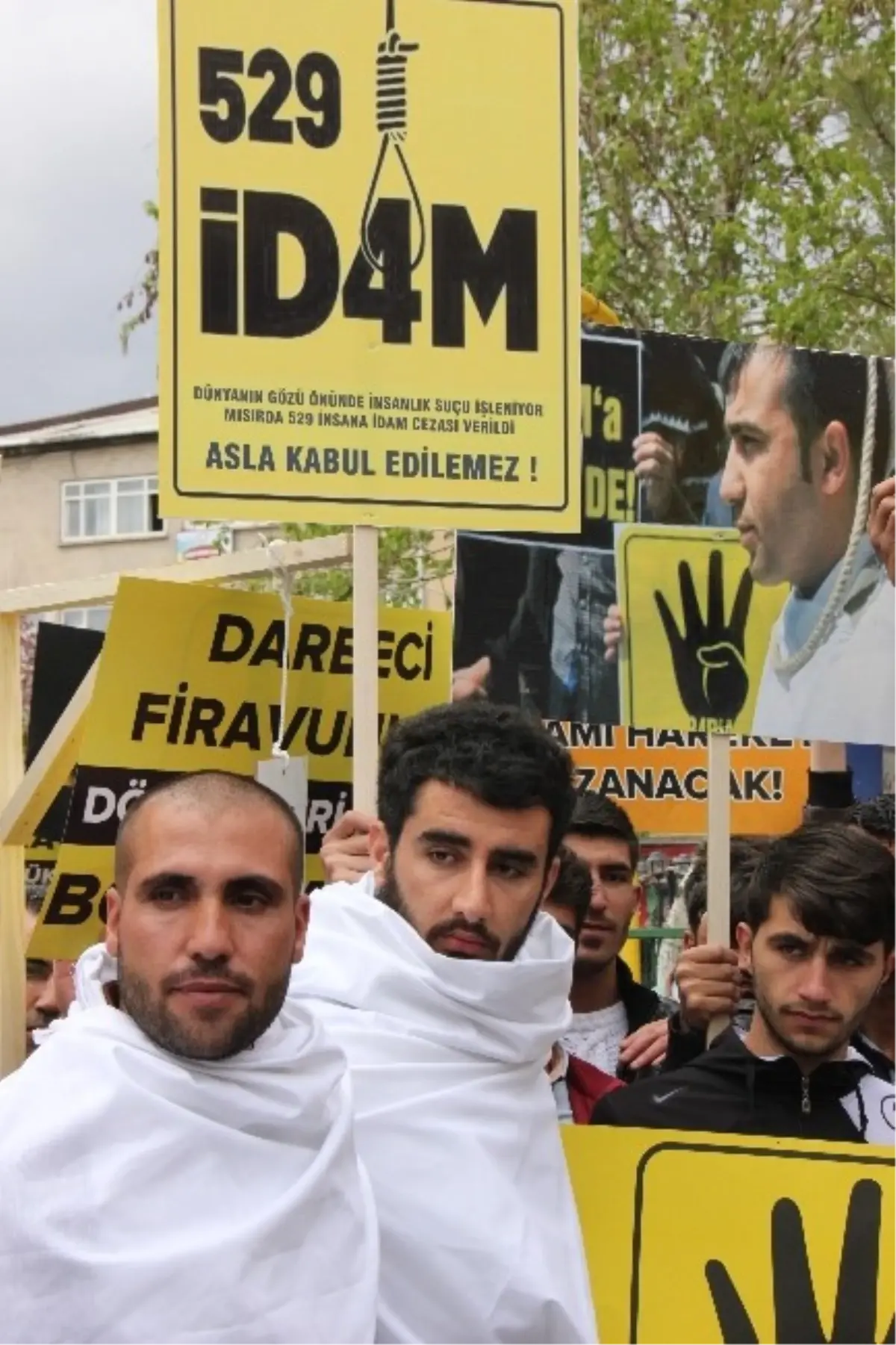 Mısır\'daki İdam Kararına Kefenli Protesto