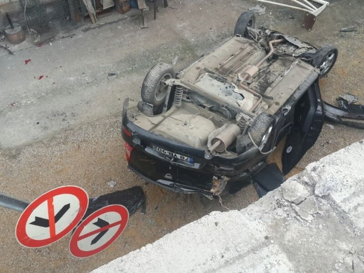 Otomobil Bariyerlere Çarptı: 1 Yaralı