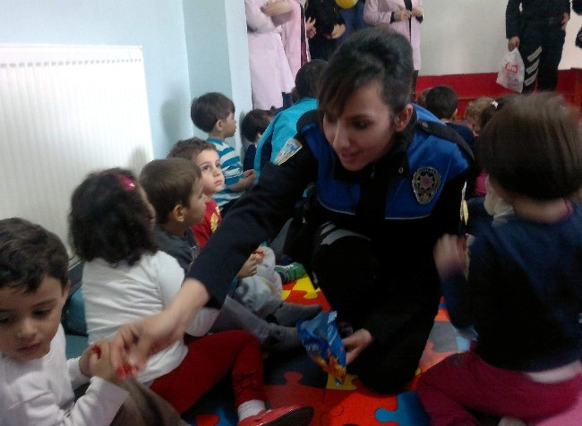 Polislerden, Minik Öğrencilere Ziyaret