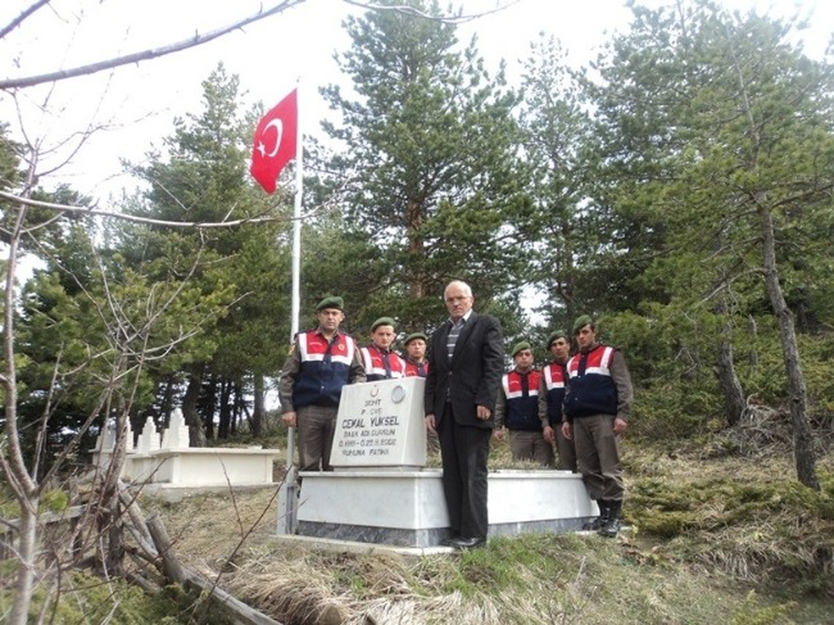 Şehit Cemal Yüksel\'in Mezarındaki Bayrak Yenilendi