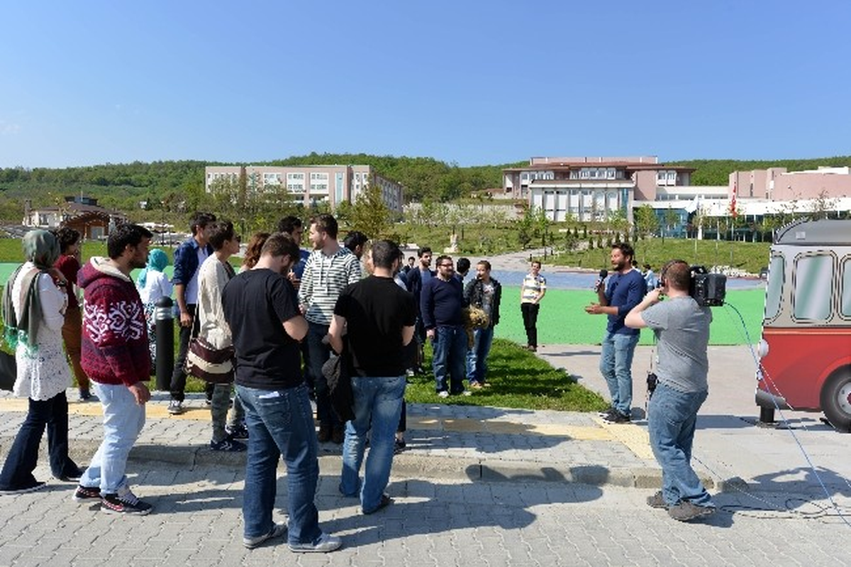 TRT Okul\'un Otobüs Durağı Düzce Üniversitesinde