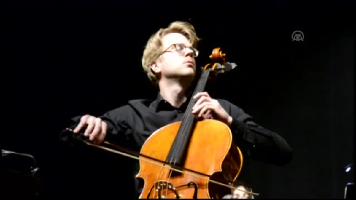 Keman Viyolonseli Julian Steckel, Bursa\'da Konser Verdi