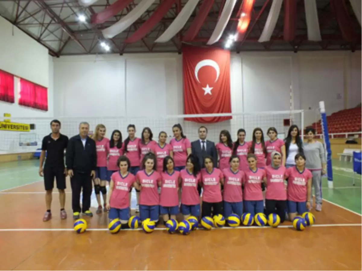 Üniversite Öğrencilerine Voleybol Kursu