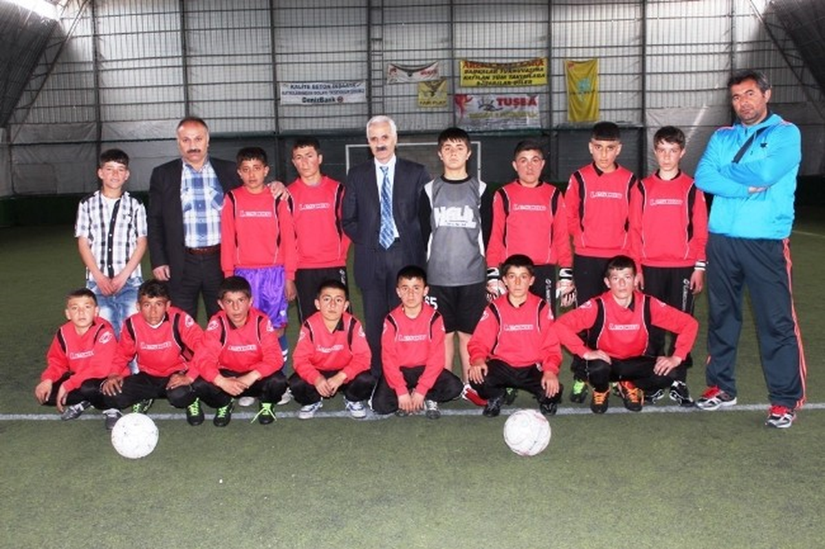 Van Fevzi Geyik Futbol Takımı Malzemeden Yoksun Türkiye Finallerine Gidecek