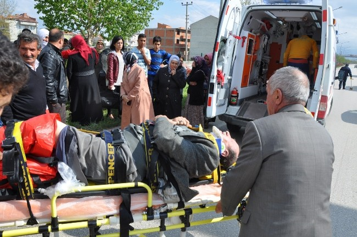 Yaşlı Bahçıvan, Mevsimlik İşçilere Tavsiyede Bulunmak İsterken Otomobilin Altında Kaldı