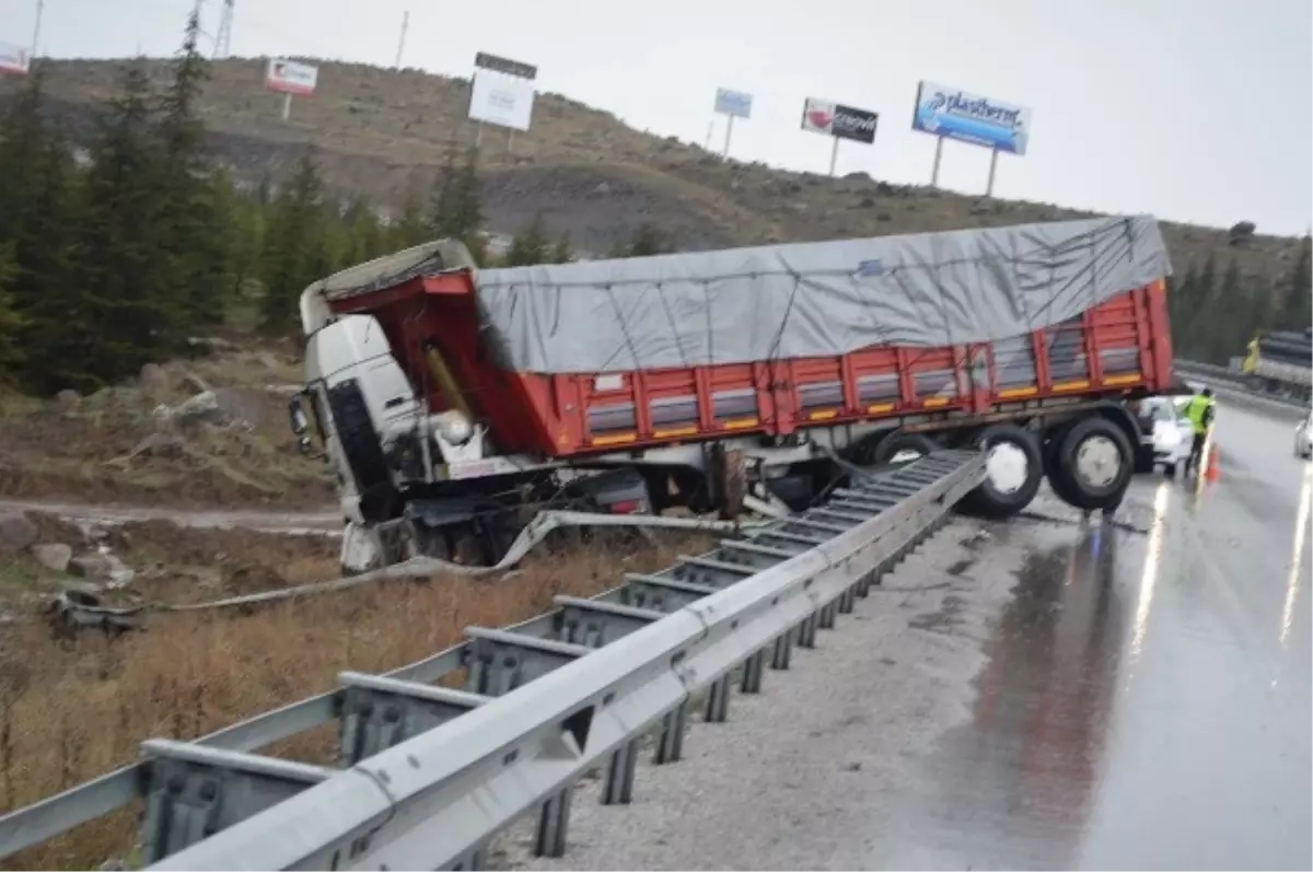 Yoldan Çıkan Tır Şarampole Devrildi