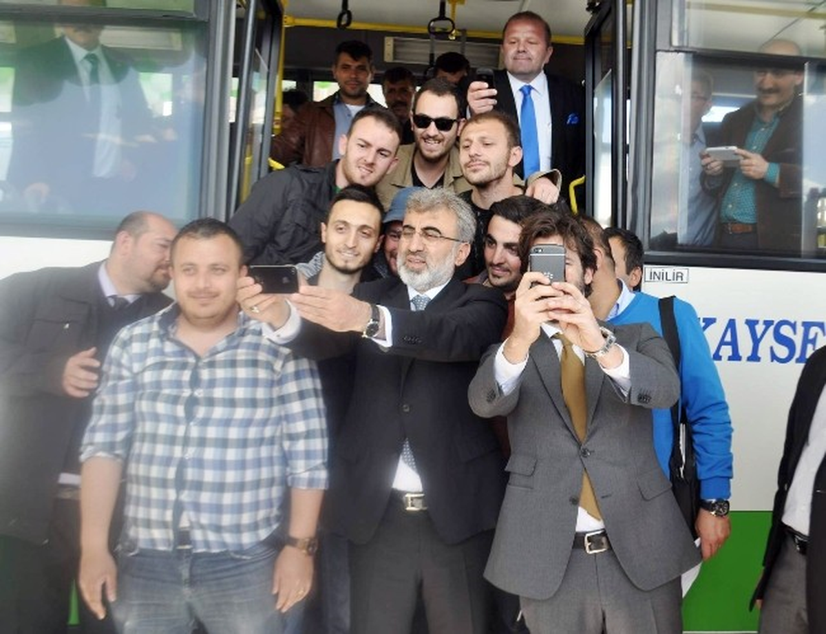 Bakan Taner Yıldız\'dan \'Selfie\' Pozu