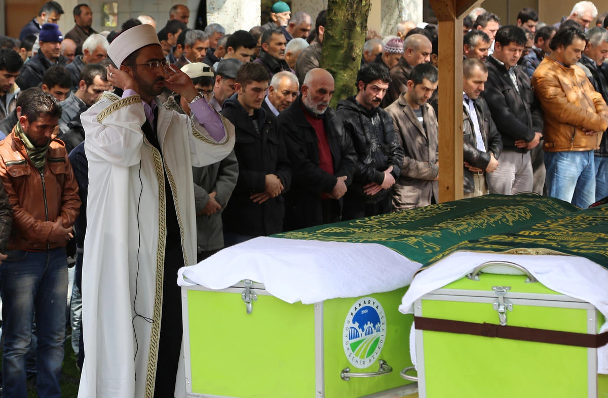 Belçika\'daki Kazada Ölen Kadın ile İki Çocuğunun Cenazeleri Defnedildi