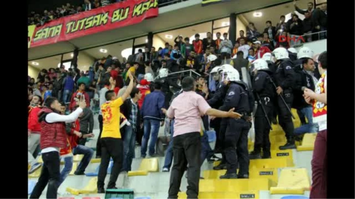 Çaykur Rizepor Maçı Olaylı Bitti: 5 Polis Yaralı Ek