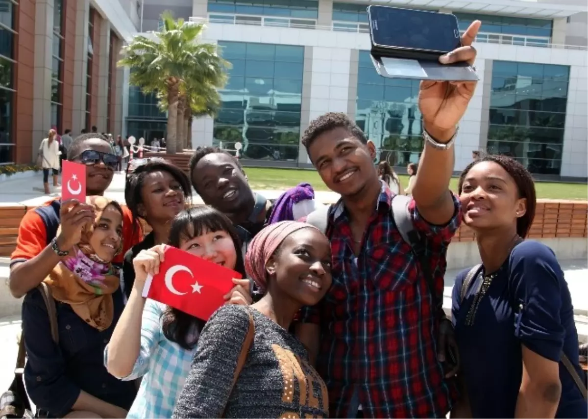 Dünya Gençliğinden Ay Yıldızlı Selfie