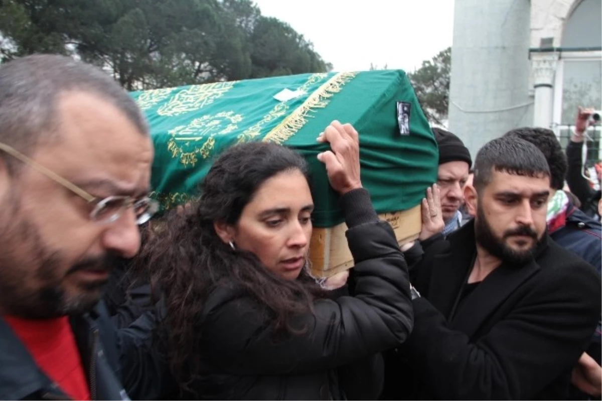 Eşinin Tabutunu Cenaze Arabasına Kadar Taşıdı