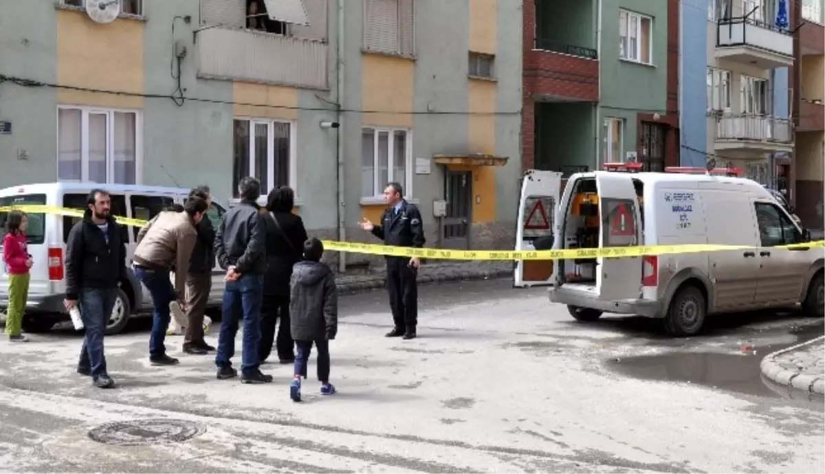 Gaz Kokusu Sokak Sakinlerini Dışarıya Döktü