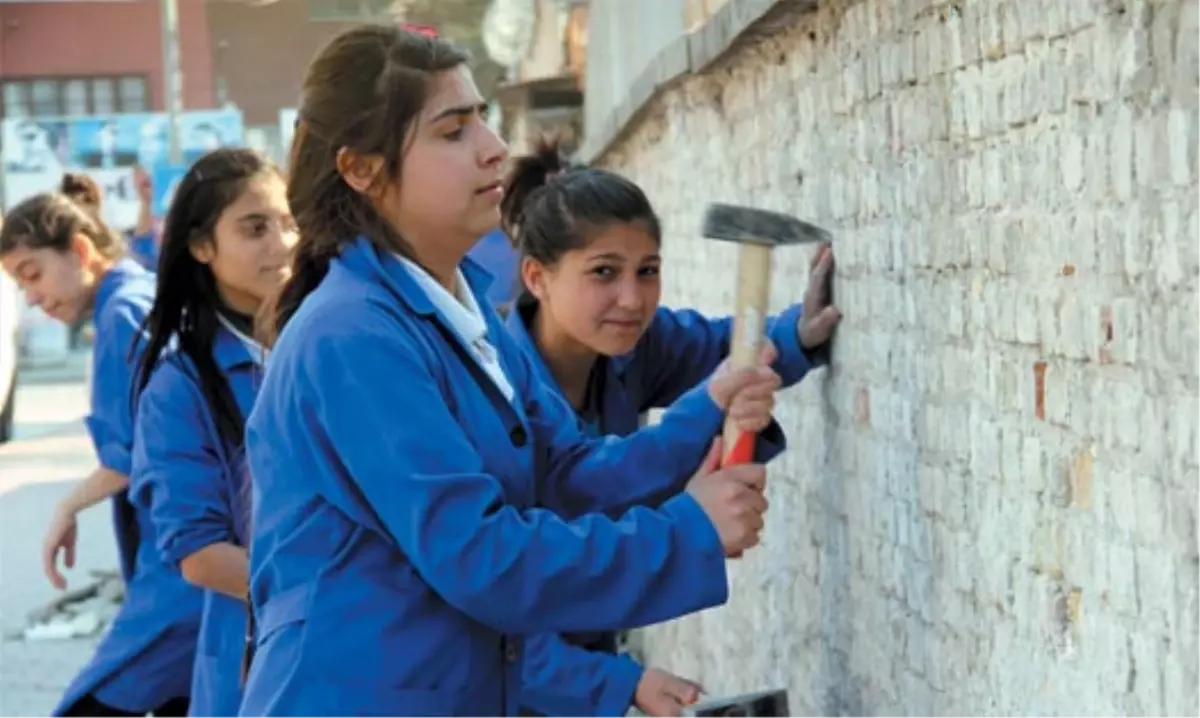 Kız Öğrenciler, Okul Duvarını Boyadı