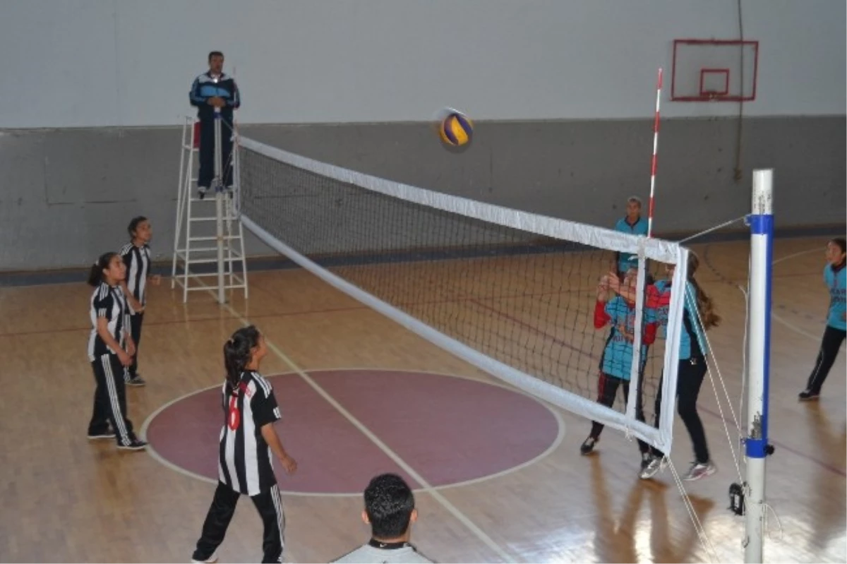 Kozan\'da Okullar Arası Voleybol Turnuvası Sona Erdi