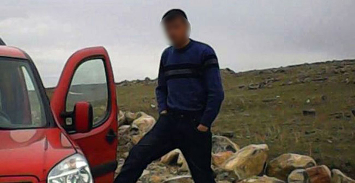 Mert\'i Öldürmeden Poz Verip Fotoğraflarını Çektirdi