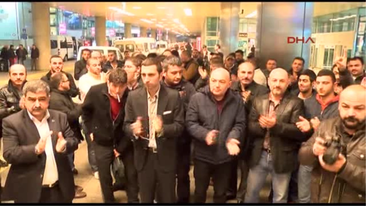 MHP\'lilerden Havalimanında Bekleyen Uygur Türklerine Destek