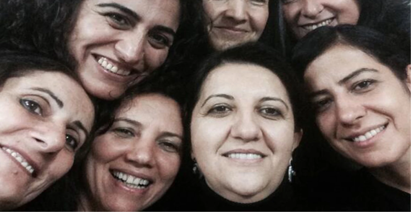 Pervin Buldan\'dan KCK Tahliyeleri Sonrası Selfie