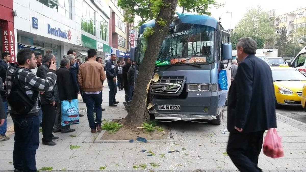 Sakarya\'da Minibüs Ağaca Çarptı: 5 Yaralı