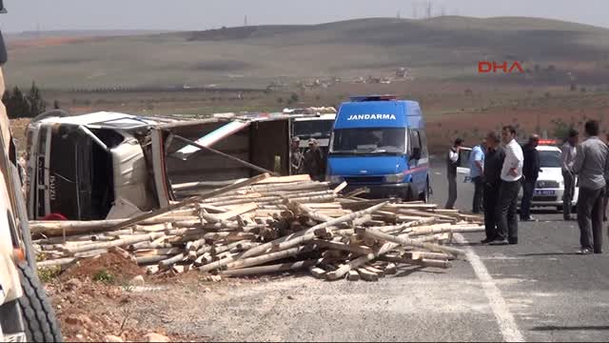 Şanlıurfa\'da Kamyon ile Kamyonet Çarpıştı 2 Yaralı