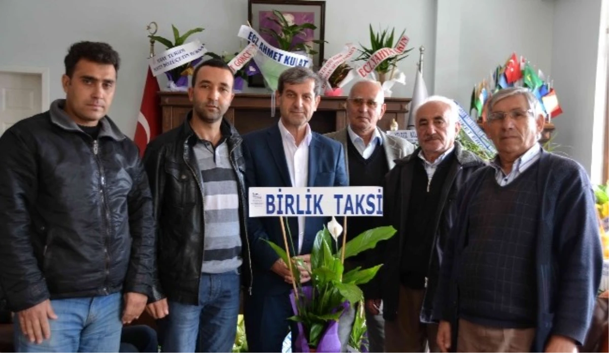 Taksici Esnafından Başkan Özkan\'a Çiçek