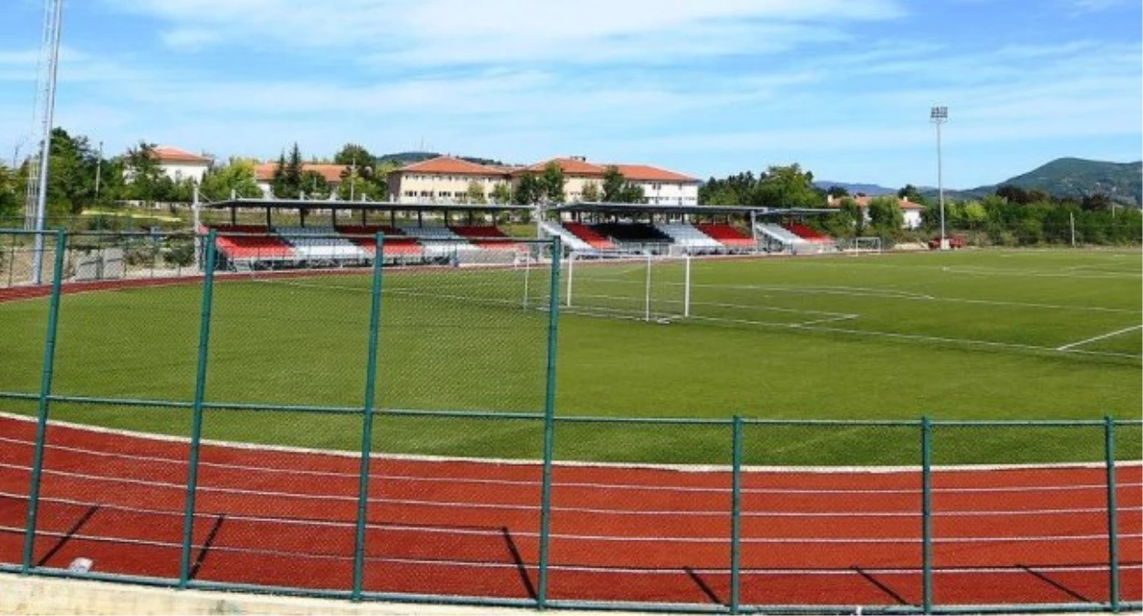 Tunç\'tan Sentetik Çim Yüzeyli Futbol Sahası ve Tribün Müjdesi