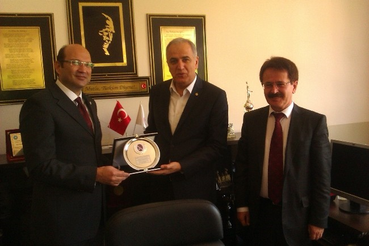 Türkiye Voleybol Federasyonu Başkanı Bornova Anadolu Lisesini Ziyaret Etti