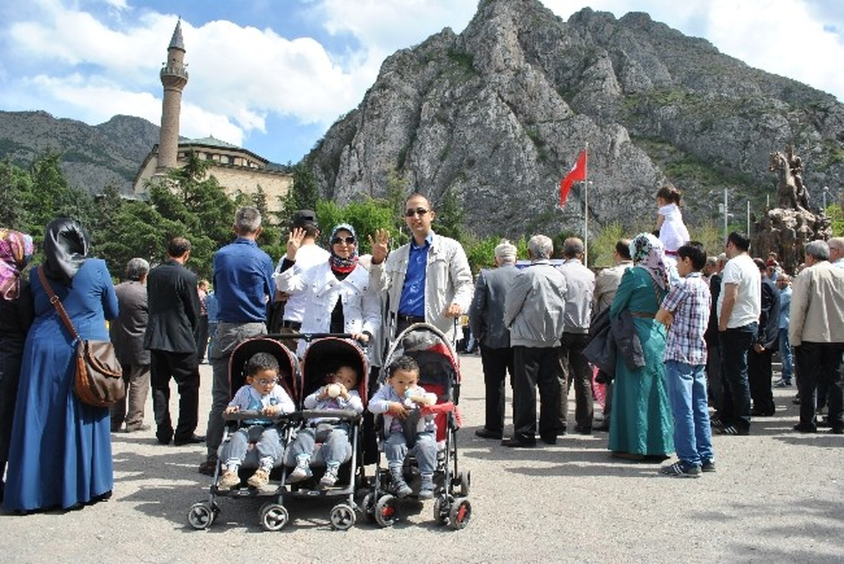Üçüzlü Aileden Rabia\'lı Tepki