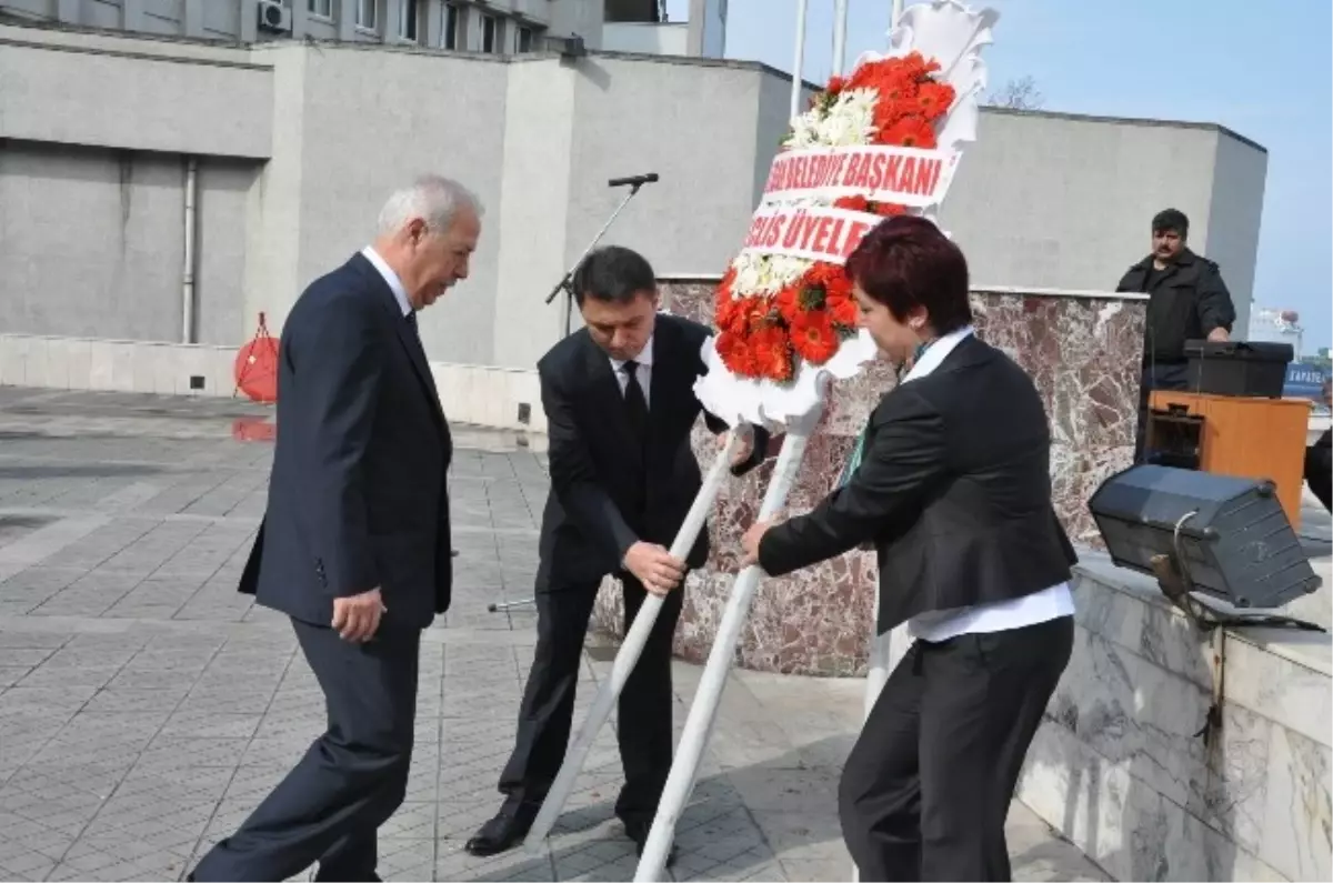 Zonguldak Belediye Meclisi Atatürk Anıtı\'na Çelenk Bıraktı