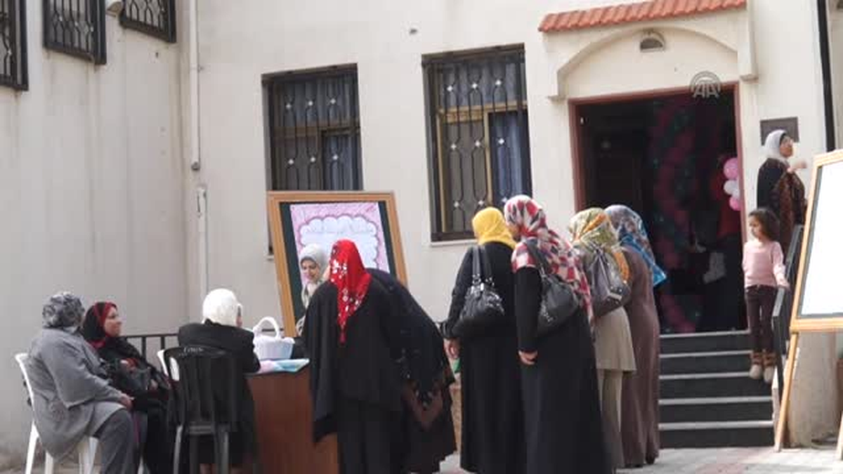 Gazze\'de Defilede Filistin\'in geleneksel kıyafetleri sergilendi -