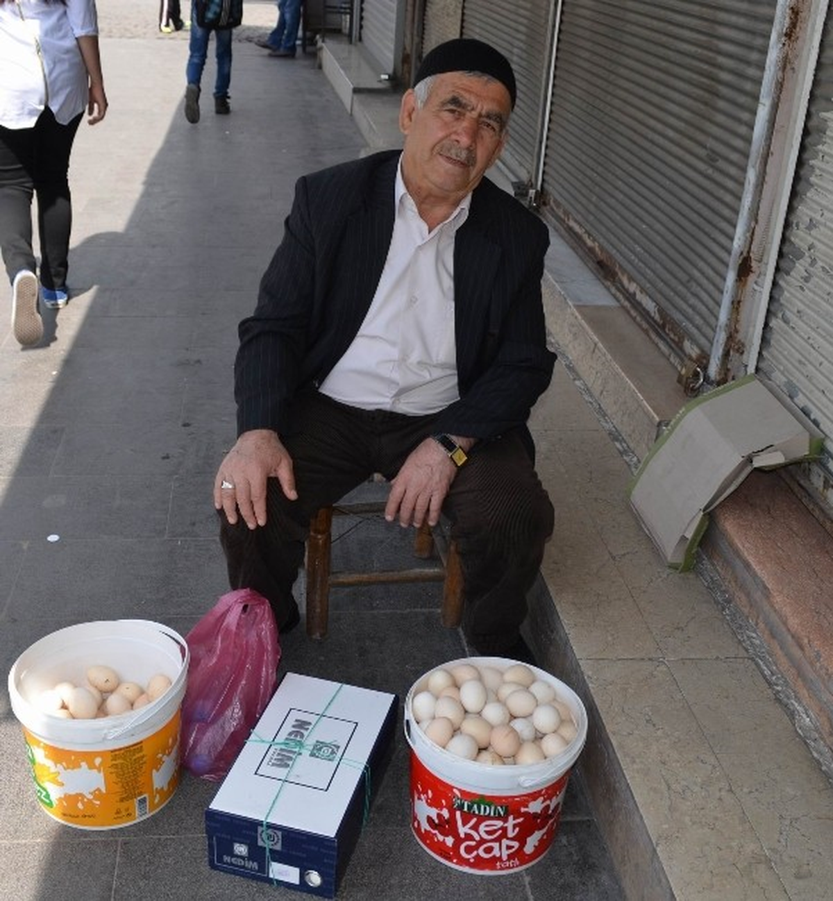 Köy Yumurtası Satarak Ailesini Geçindiriyor