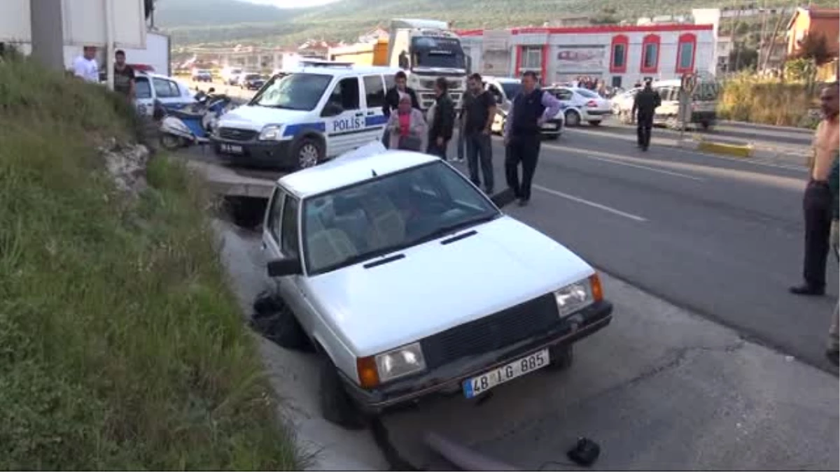 Milas\'ta otomobille minibüs çarpıştı: 3 yaralı -