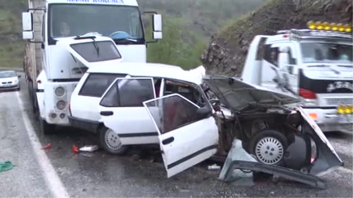 Bitlis\'te Otomobille Kamyon Çarpıştı: 2 Ölü, 2 Yaralı