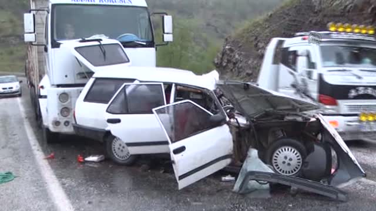 Bitlis\'te Otomobille Kamyon Çarpıştı: 2 Ölü, 2 Yaralı