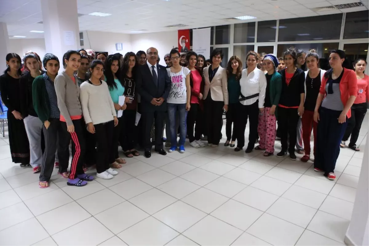 Üniversite Rektörü Öğrencilerle Buluştu