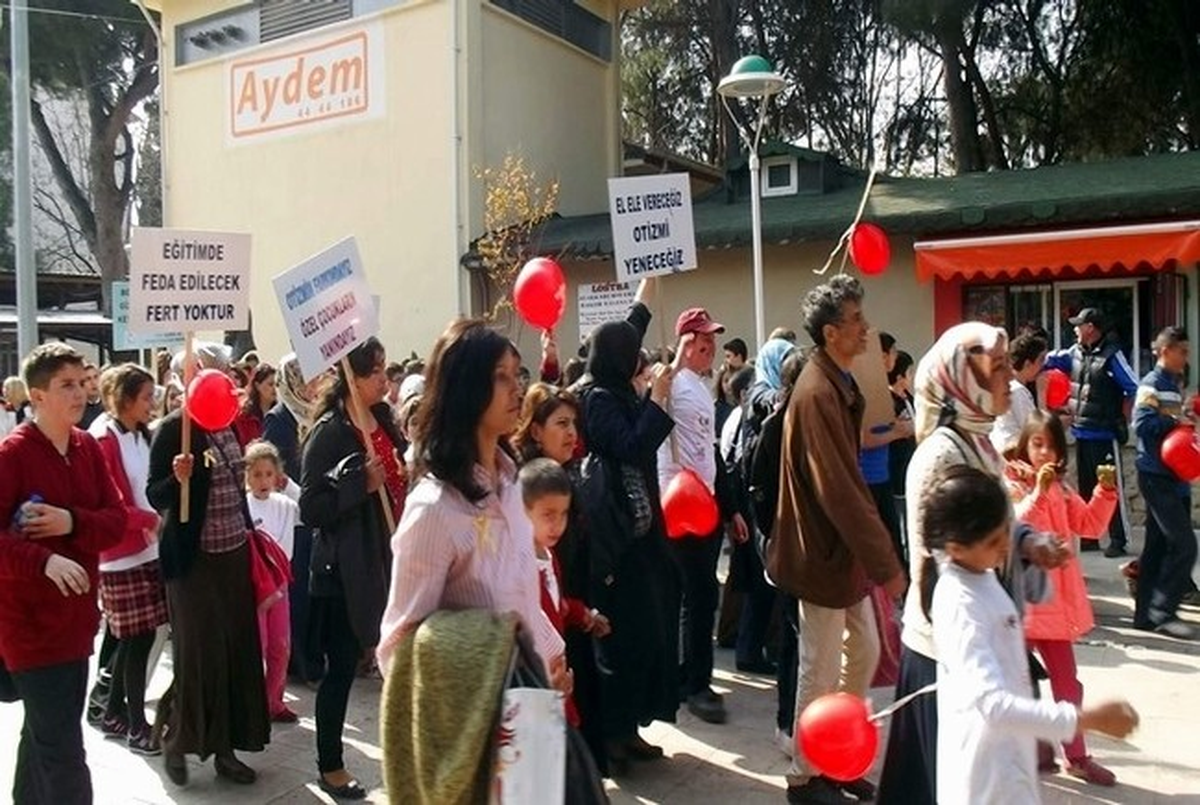 Aydınlılar Otizme Dikkat Çekmek Günü İçin Yürüdü