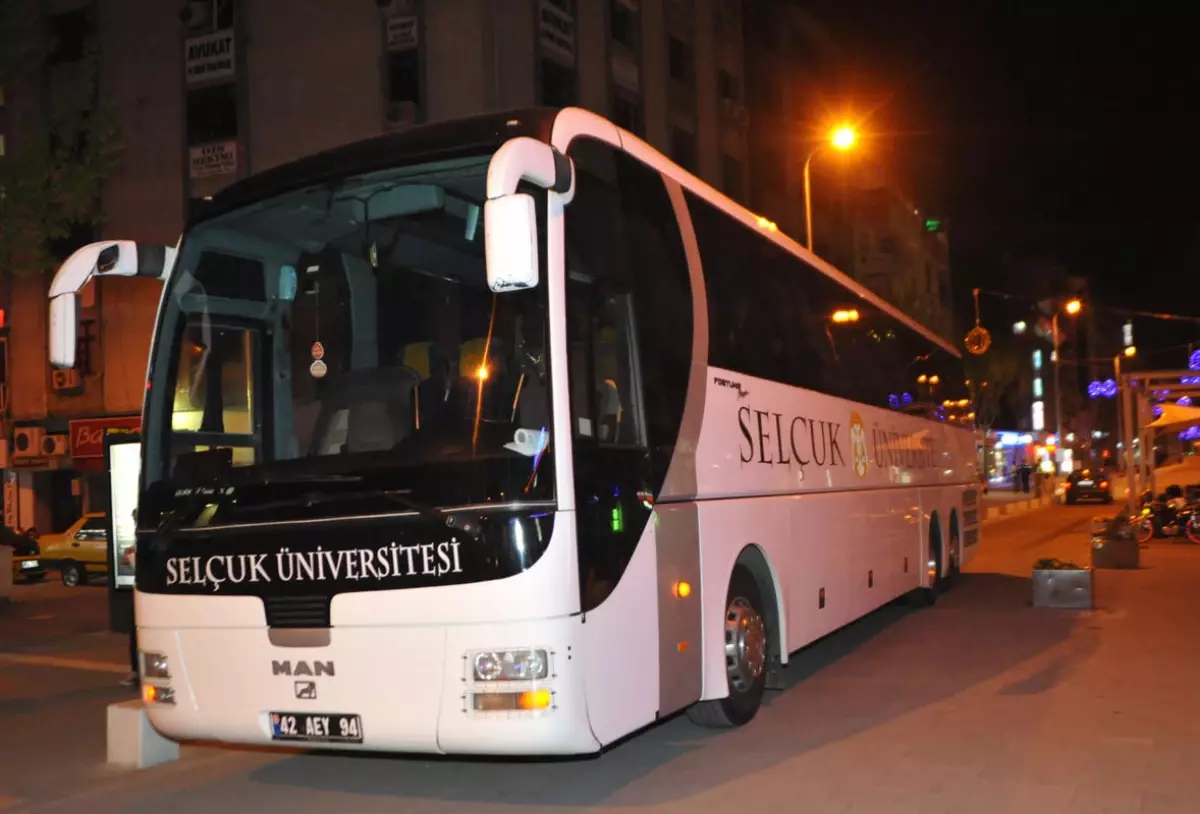 Basketbolcuları Taşıyan Otobüs Bariyere Çarptı