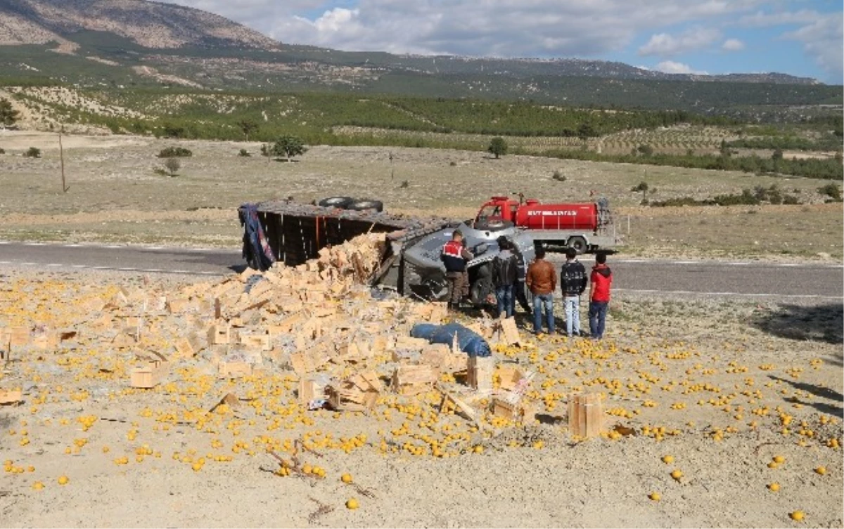 Mersin\'de Devrilen Limon Yüklü Kamyon Alev Aldı