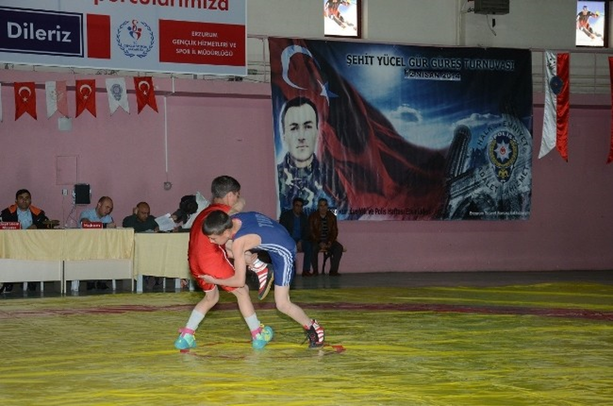 Güreşçiler Polis İçin Minderde