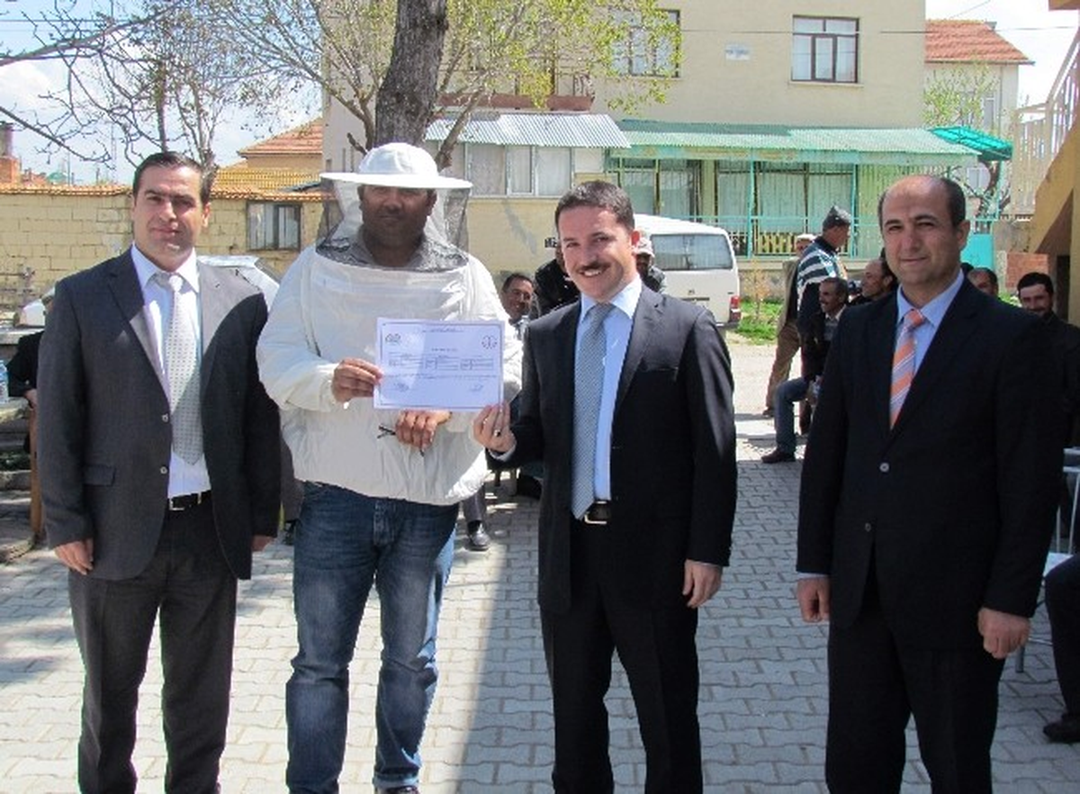 Hüyük\'te Arıcılık Kursunda Belgeler Verildi