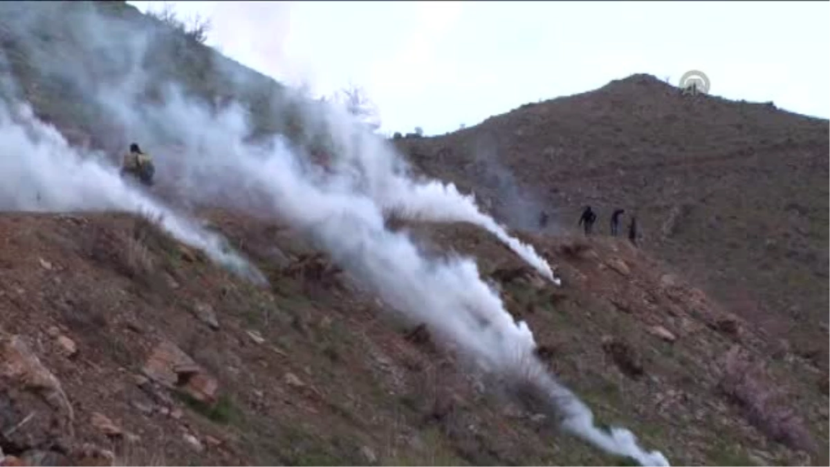 Hakkari\'de İzinsiz Gösteriye Asker Müdahalesi