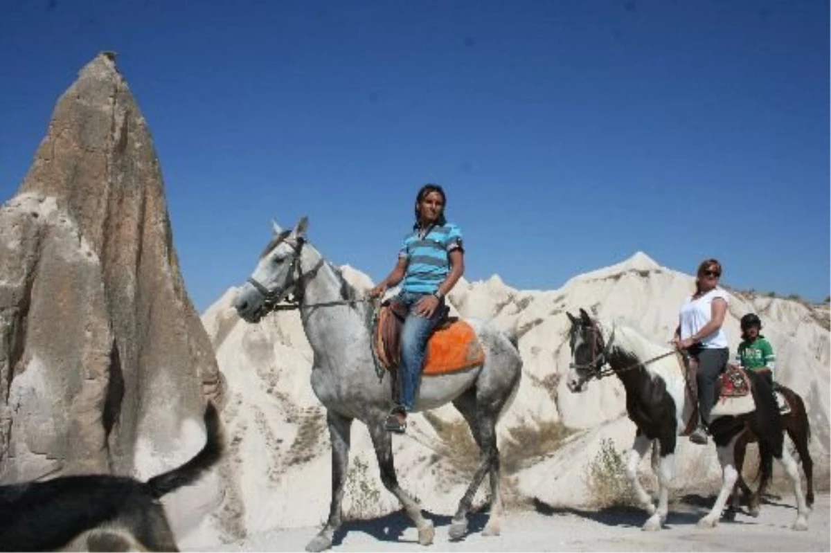 Kapadokya\'nın Güzelliklerini At Turu ile Keşfediyorlar