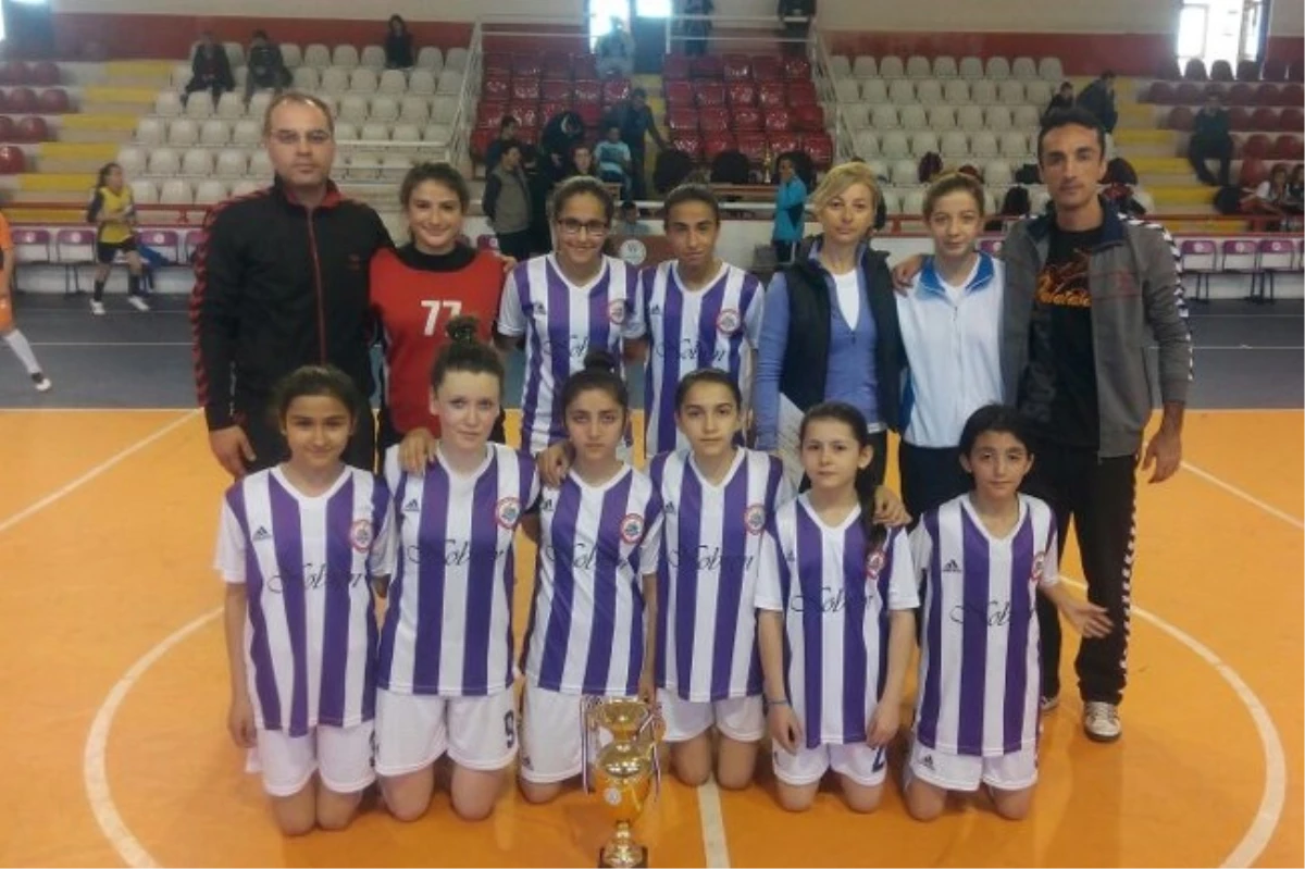 Ereğli Atatürk Ortaokulu Öğrencileri Futsal\'da İlk 8\'e Kaldı