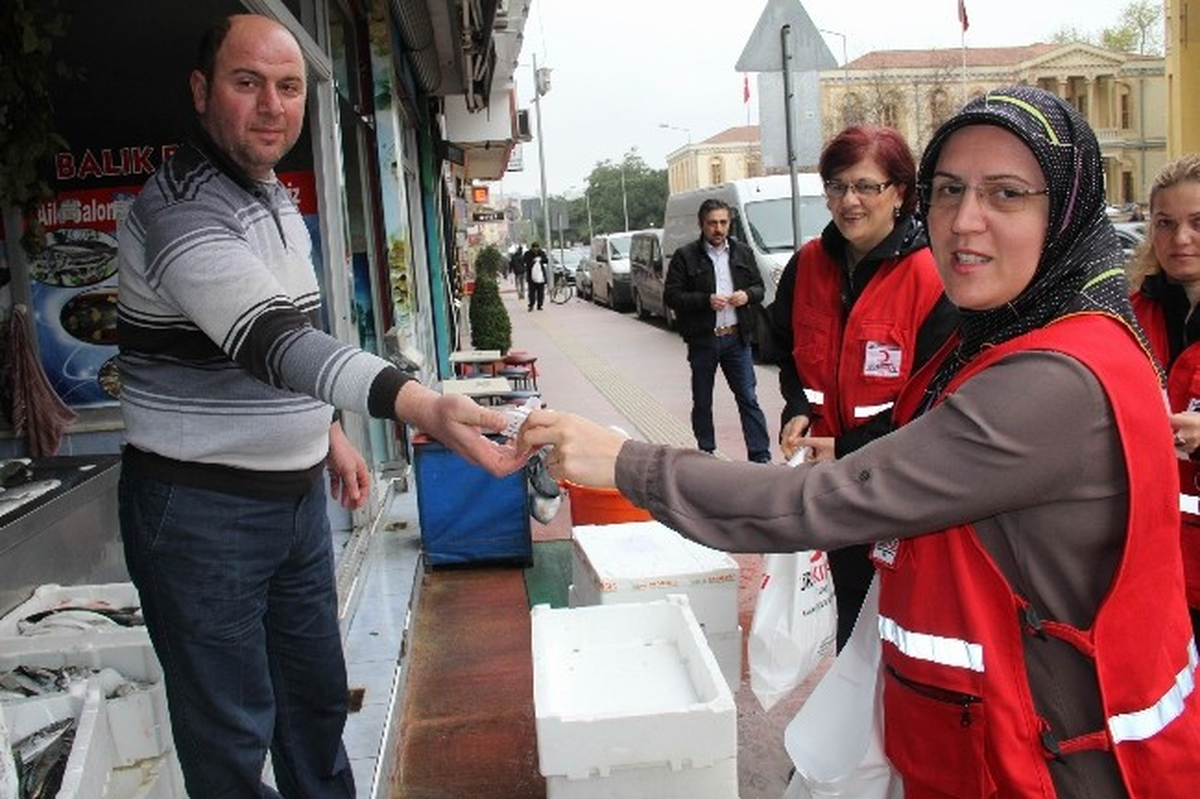Kızılay, Samsun\'da Vatandaşa 5 Bin Lokum Dağıttı