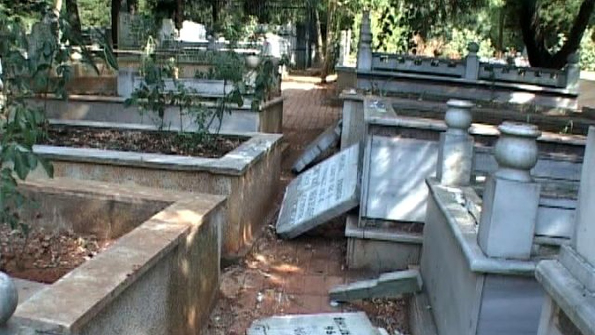 Şanlıurfa\'da 5 Mezar Tahrip Edildi